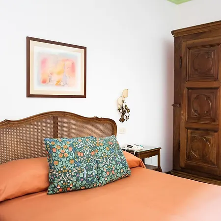 Residenza D'epoca Quattro Fontane Otel 4*